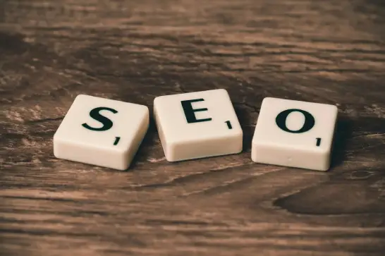 SEO Local en marketing digital representado con fichas de letras sobre una superficie de madera